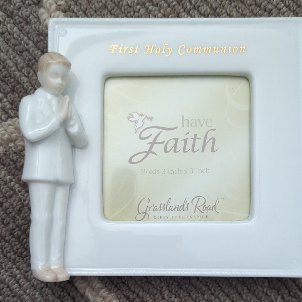 Grasslands Road White Communion Frame with Praying Boy